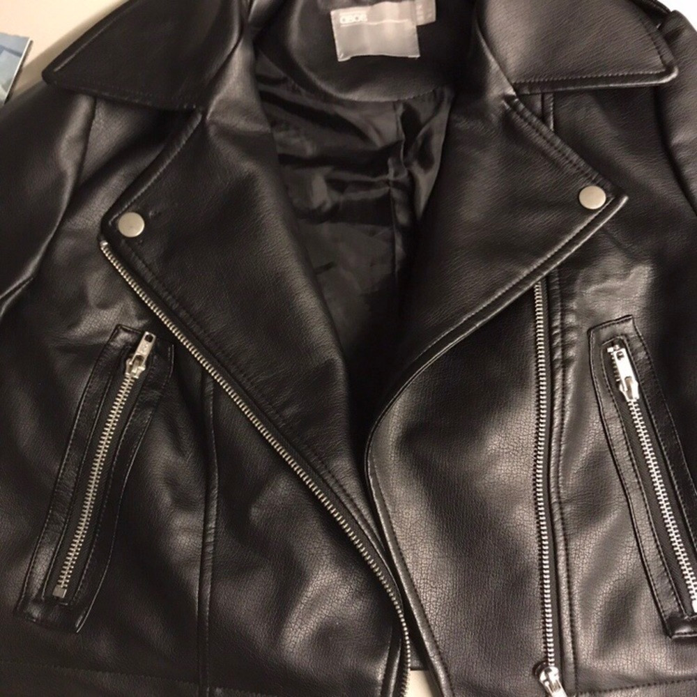Vegan cropped leather jacket - moto style